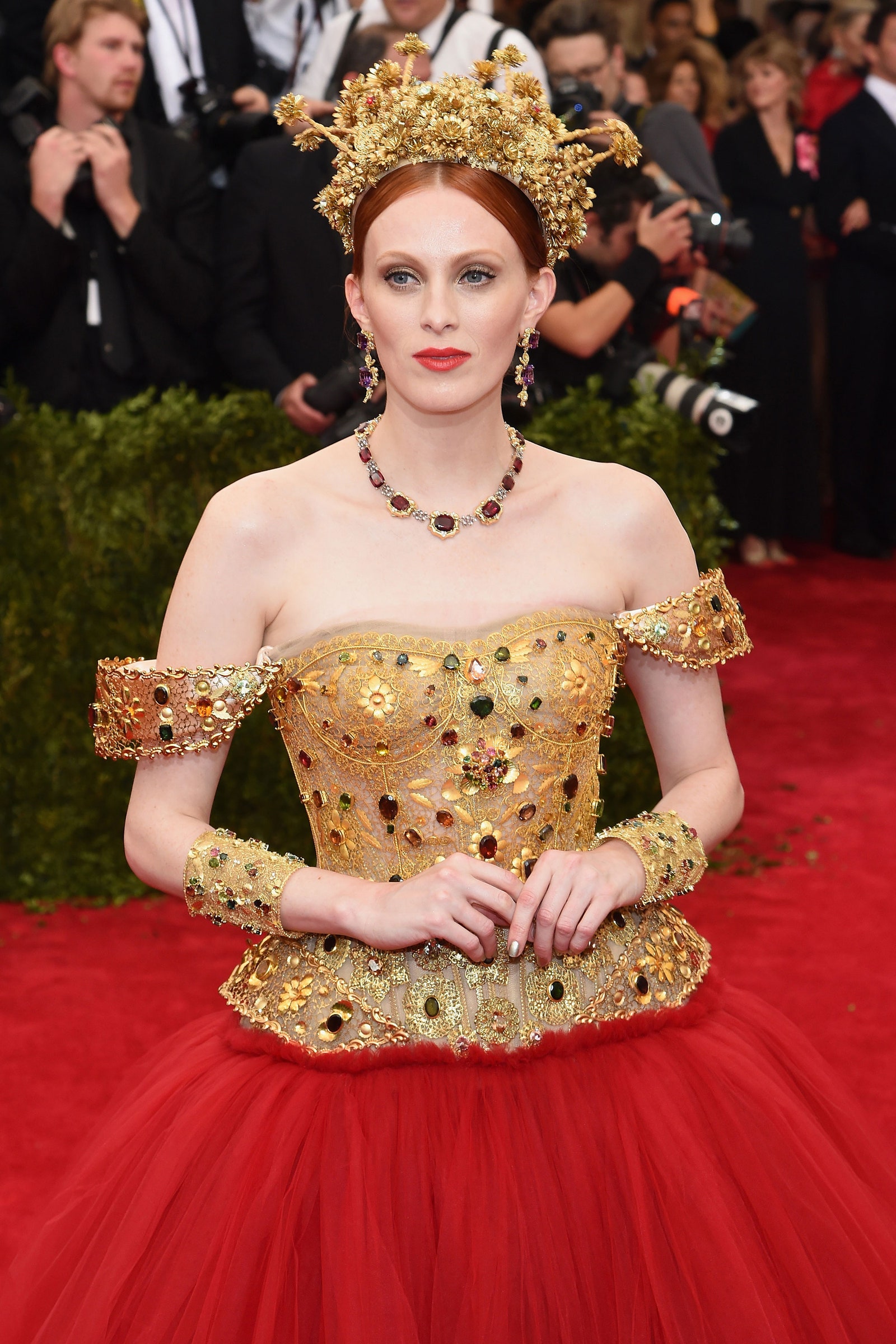 ربما تحتوي الصورة على Karen Elson Fashion Human Person Necklace Jewelry Accessories Accessory Premiere and Red Carpet