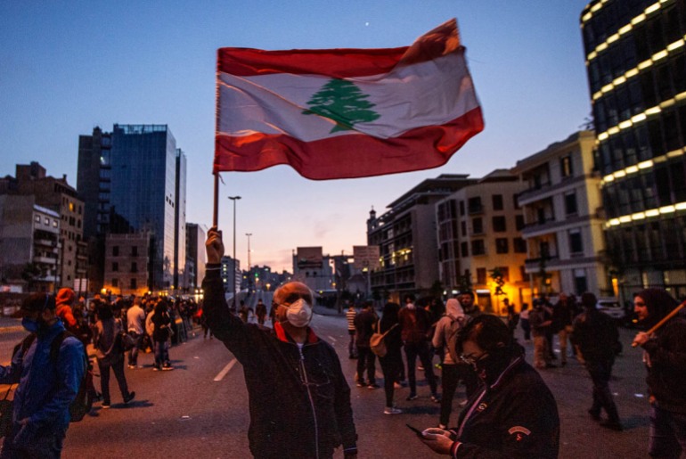 epa08390321 متظاهرون مناهضون للحكومة يحضرون احتجاجًا على انهيار الليرة اللبنانية وارتفاع أسعار السلع في بيروت ، لبنان 28 أبريل 2020. وفقًا لتقارير إعلامية ، فإن صحيفة Le