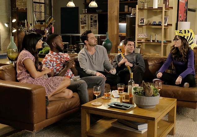 في برنامجه New Girl: LR: Hannah Simone و Lamorne Morris و Jake Johnson و Max و Zooey Deschanel