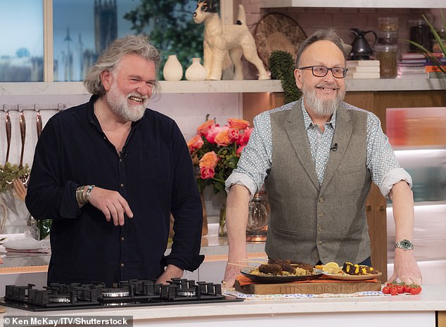 بشرى سارة: بدا طاهي Hairy Bikers أكثر شبهاً به مرة أخرى مع عودة لحيته الأيقونية بينما كان يطبخ جنبًا إلى جنب مع Si