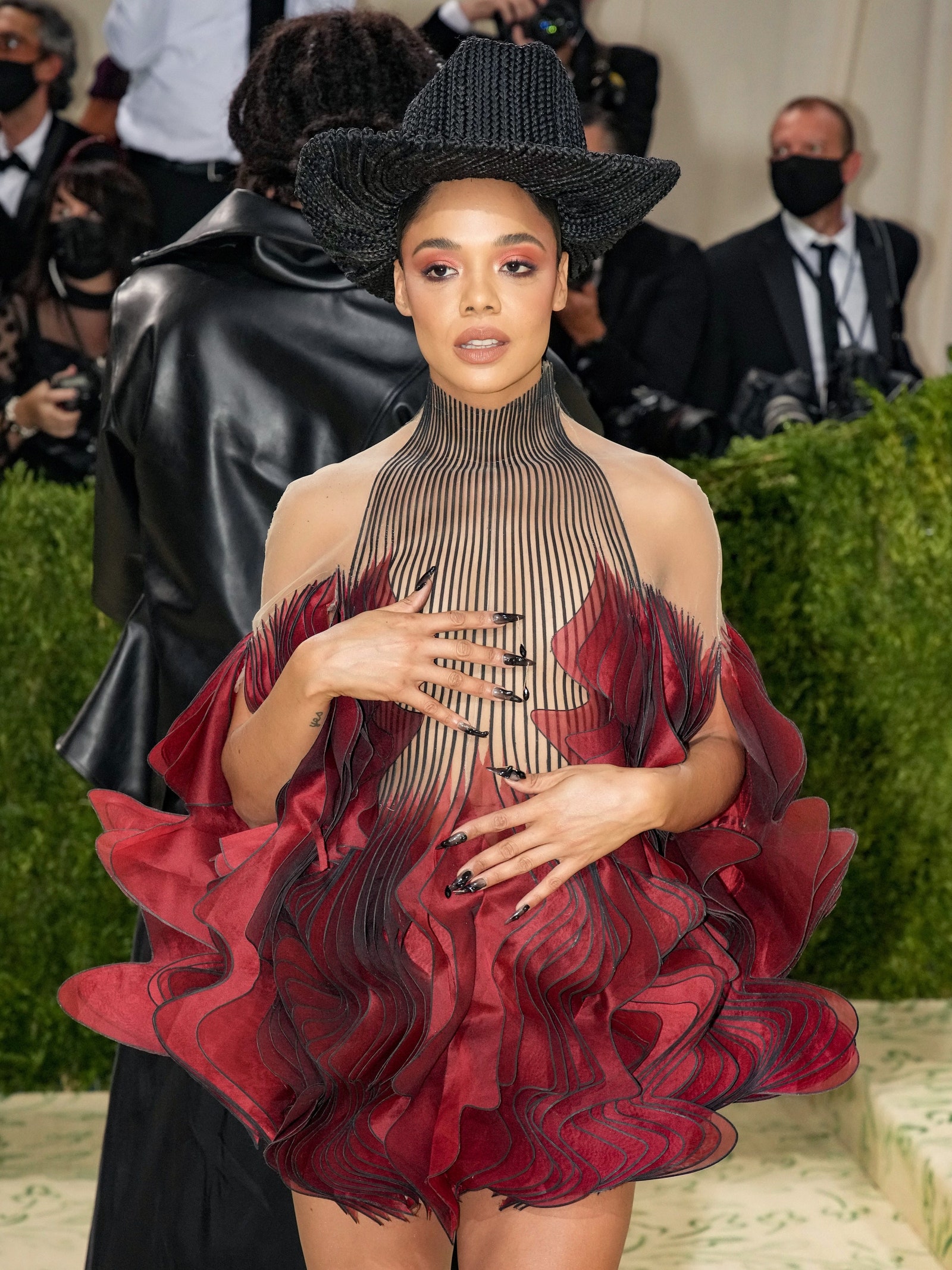 ربما تحتوي الصورة على ملابس ملابس قبعة Tessa Thompson Human Person Evening Dress Fashion Dress Robe Suit and Coat