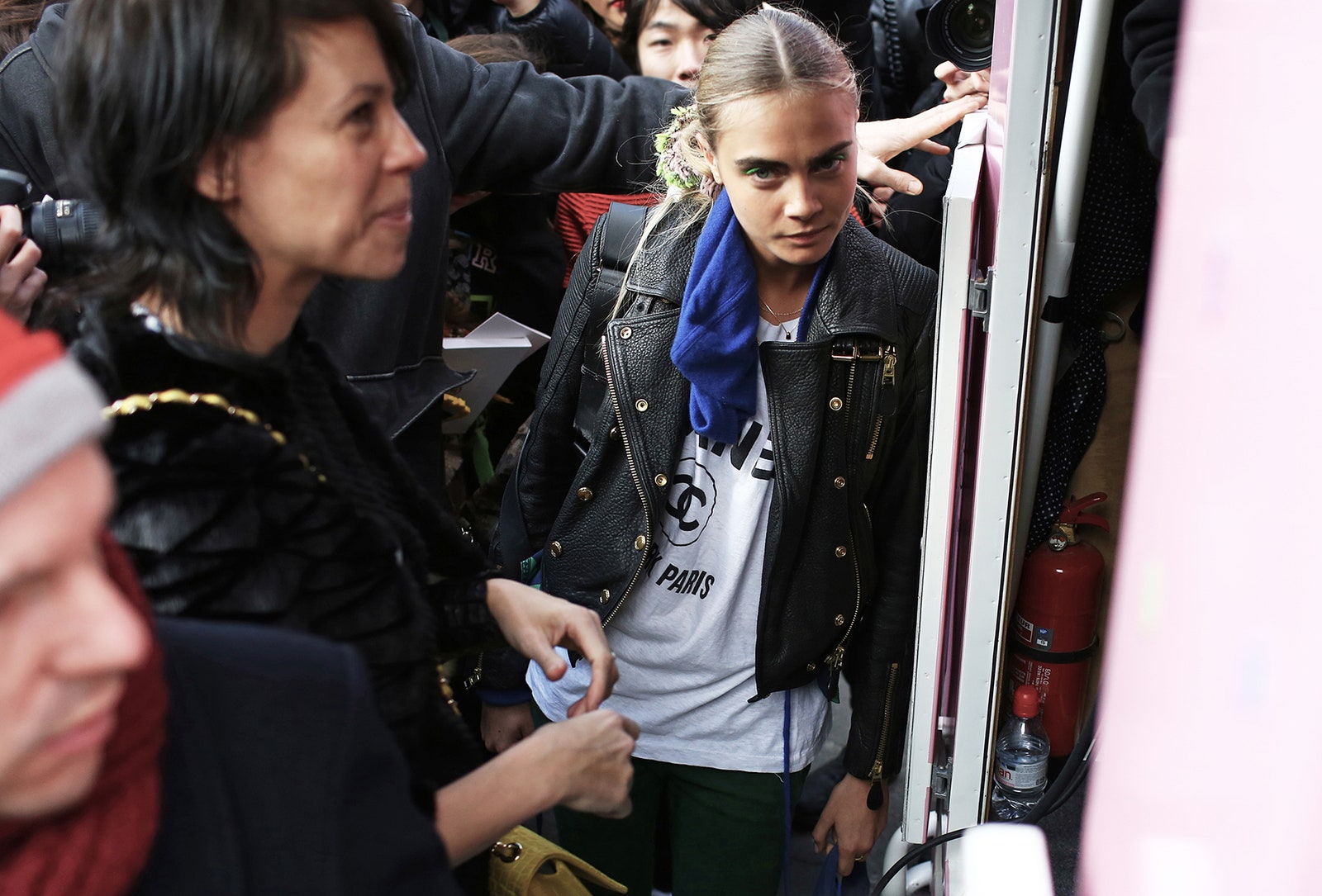 ربما تحتوي الصورة على Cara Delevingne Clothing Apparel إنسان وشخص