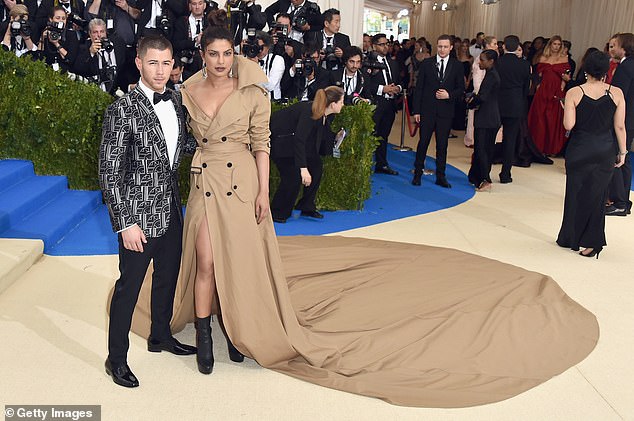 ليس بعد: لم يكن الزوجان يتواعدان بالفعل خلال Met Gala في عام 2017 ، حيث تبادلوا الرسائل النصية فقط ؛  الصورة في مايو 2017