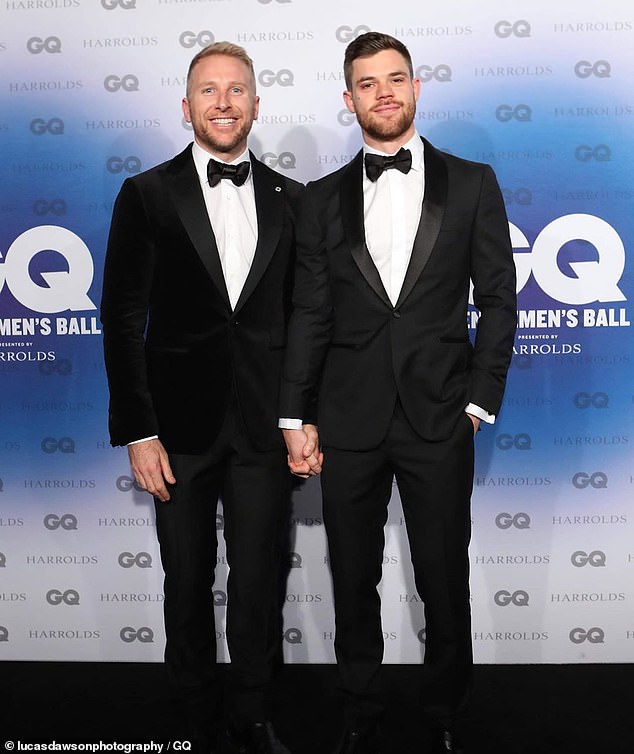 أكد مضيف الأسئلة والأجوبة السابق علاقته مع جاكوب عندما أمسكوا أيديهم بفخر في GQ Gentlemen's Ball في ملبورن في عام 2019 (في الصورة)