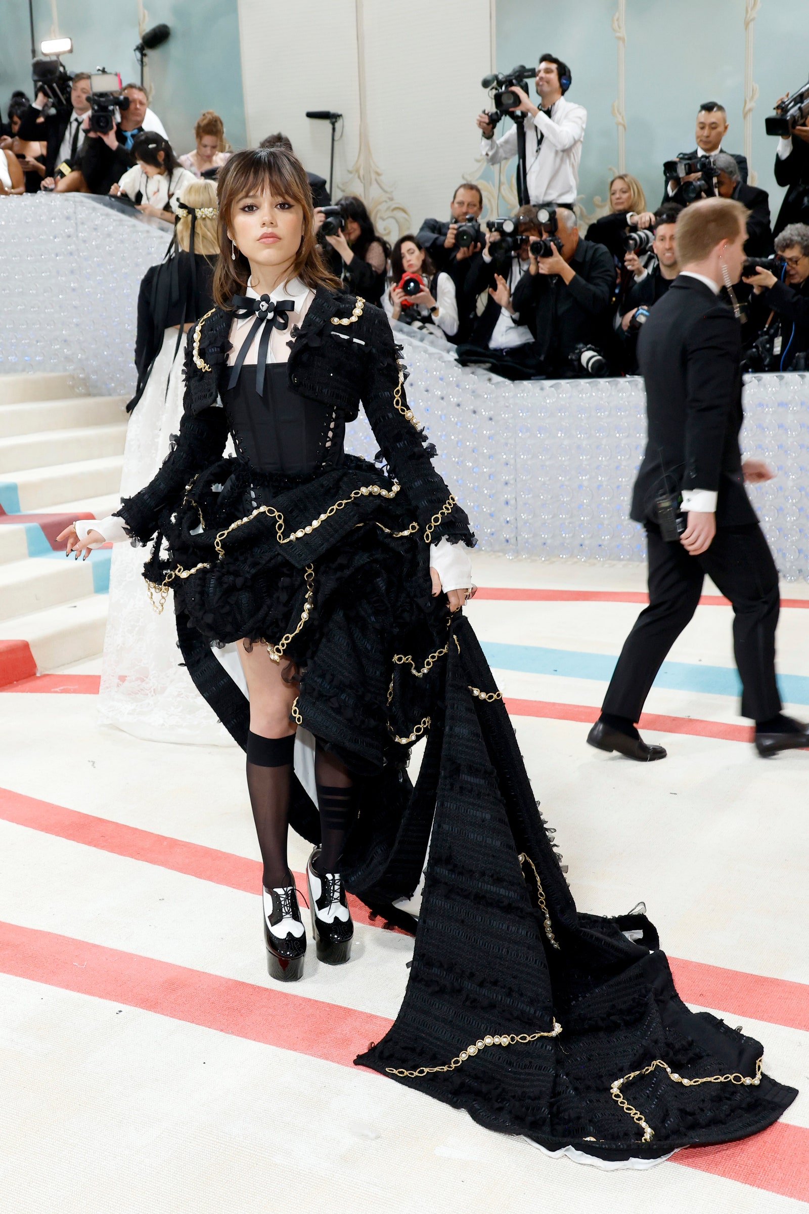 The Sweet Story Behind Elle Fannings Fresh Daisy Crown في حفل Met Gala