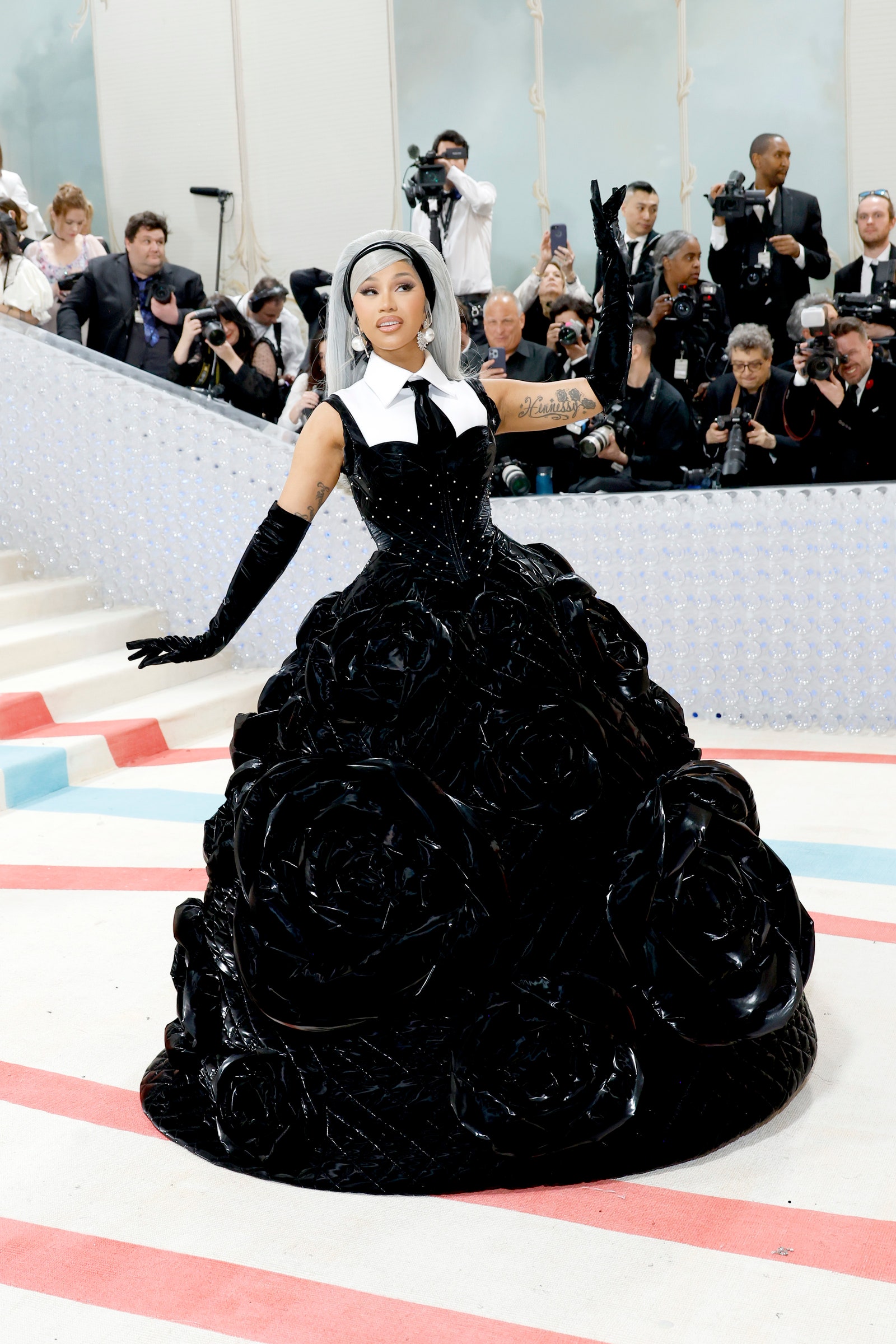 كيف وجهت La La Anthony عارضة أزياء ريترو شانيل أثناء مشاركتها في استضافة Met Gala 2023 Livestream