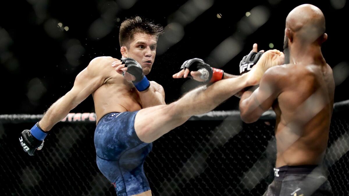 Henry 'Triple C' Cejudo هو بطل UFC سابق من قسمين (وزن وزن ووزن ذبابة) مع سجل MMA احترافي من 16 فوزًا وخسارتين.  - ا ف ب