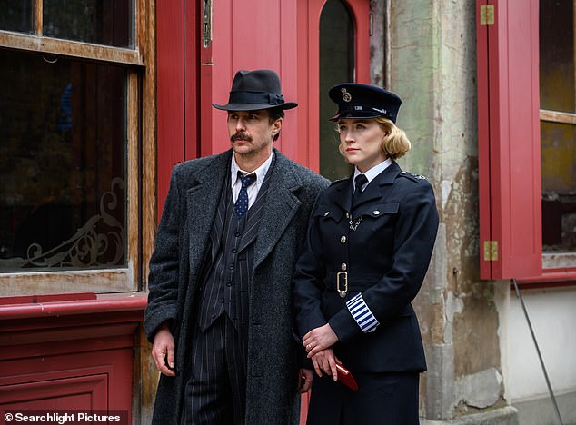 الأحدث: ظهر Rockwell مؤخرًا في فيلم 2022 See How They Run جنبًا إلى جنب مع Adrien Brody - في الصورة مع ساويرس رونان