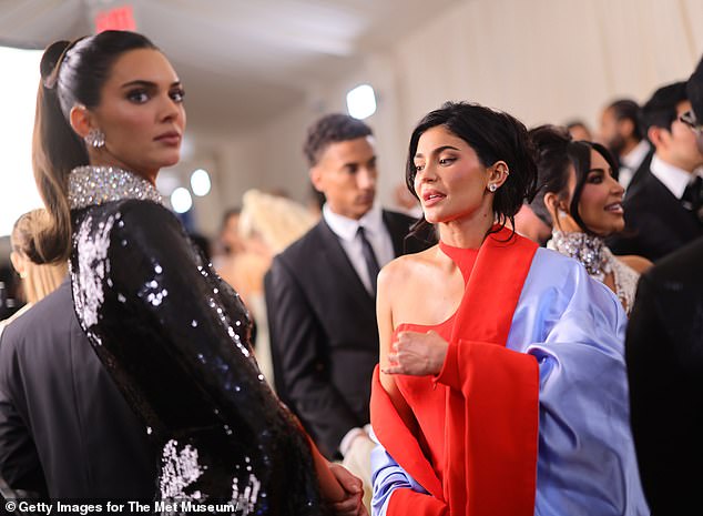 Mingling: شوهدت Kylie و Kendall تختلط في الحدث