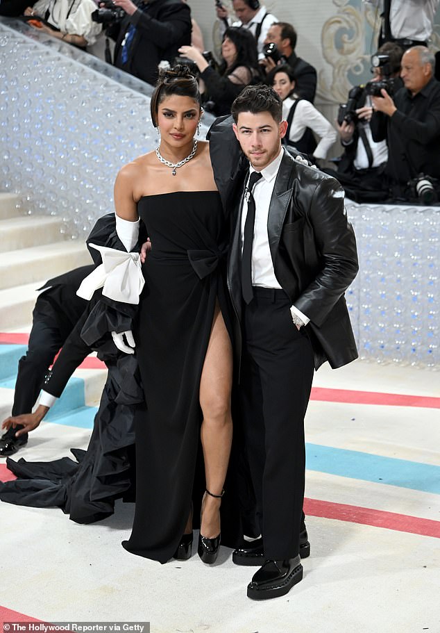 نظام الدعم: تم تصويرها مع زوجها نيك جوناس في Met Gala يوم الاثنين