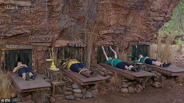 تجربة Bushtucker: شهد التحدي عمل المشاهير معًا وهم يمسكون بالحبال وينقلون الكرة عبر متاهة