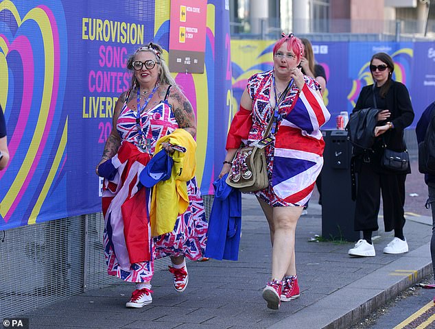 البريطانيون الذين يدعمون التمثيل البريطاني ماي مولر يرتدون ملابس Union Jacks وهم يستعدون للاحتفال