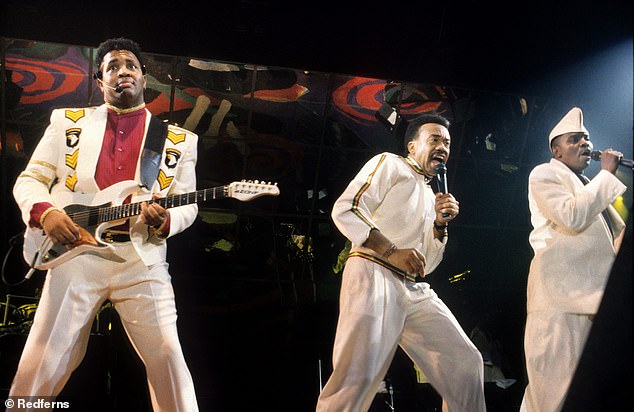 تغيير السرعة: في عام 87 انضم إلى فرقة أخرى من موسيقى الفانك الشهيرة ، Earth ، Wind & Fire.  كانت المجموعة في فترة توقف منذ عام 1984 ، لكن المغني موريس وايت (في الوسط) أصلحها في عام 87 مع أعضاء جدد ، بما في ذلك رينولدز (يسار) على الغيتار والغناء.  شوهد مع فيليب بيلي (يمين) عام 1990