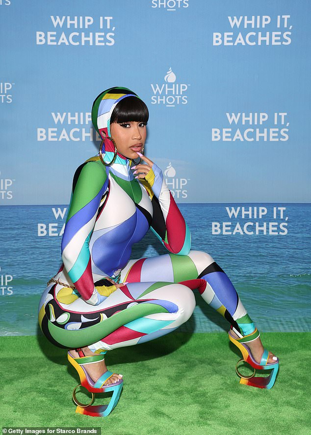 الزوجان القويان: Cardi B يتظاهر كما يقدم Whipshots الكوكتيلات الصيفية مع Cardi في The Bungalow يوم الاثنين