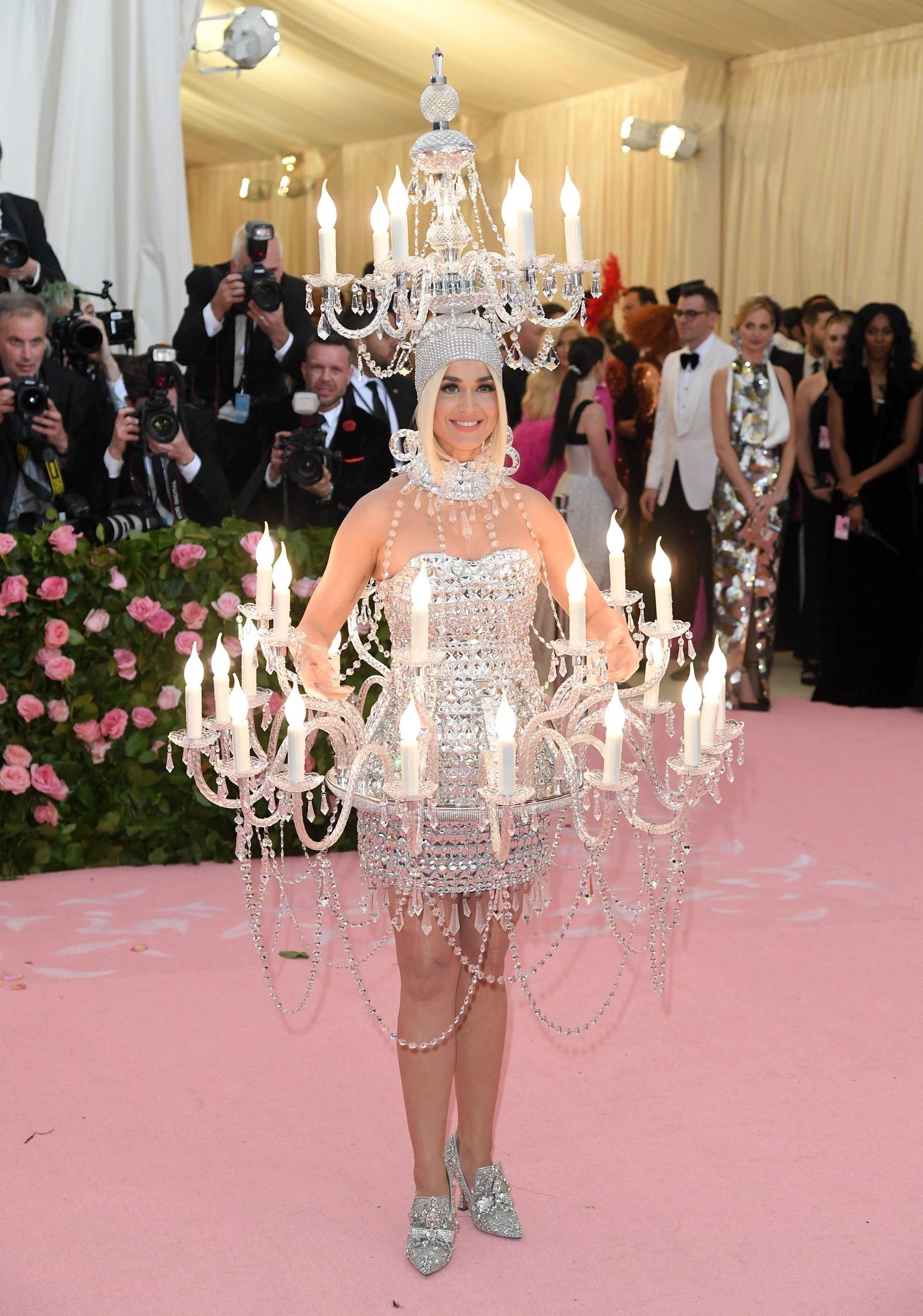 يميل بيري إلى موضوع المعسكر في Met Gala 2019.