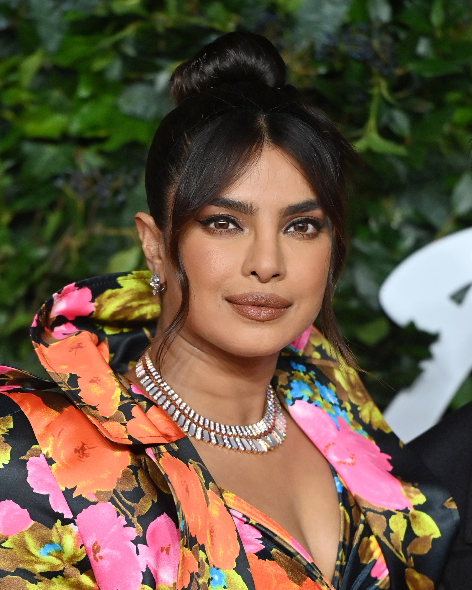 ربما تحتوي الصورة على Festival Human Crowd Person Priyanka Chopra و Face