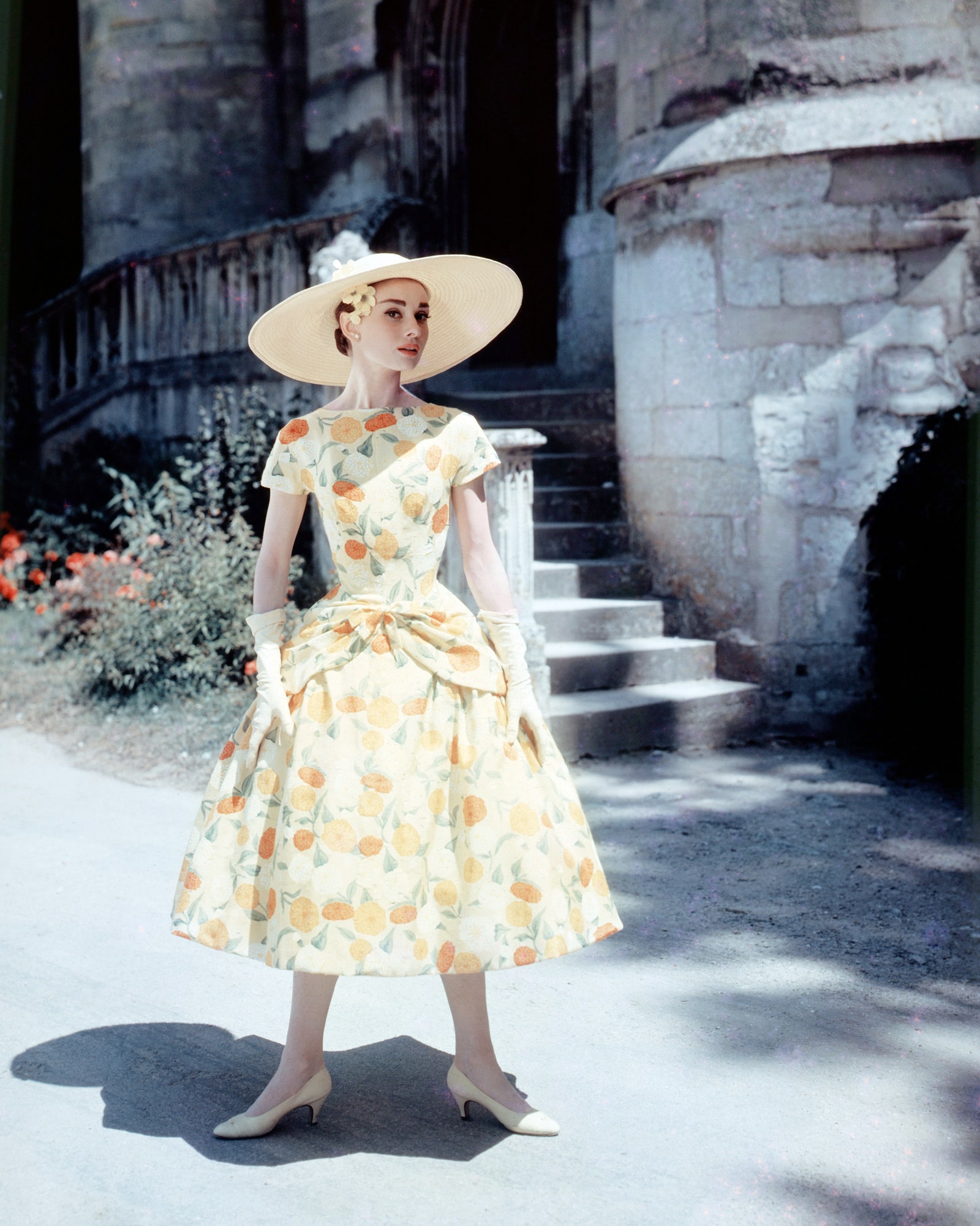 ربما تحتوي الصورة على ملابس ملابس Audrey Hepburn Hat Dress Sun Hat Human and Person