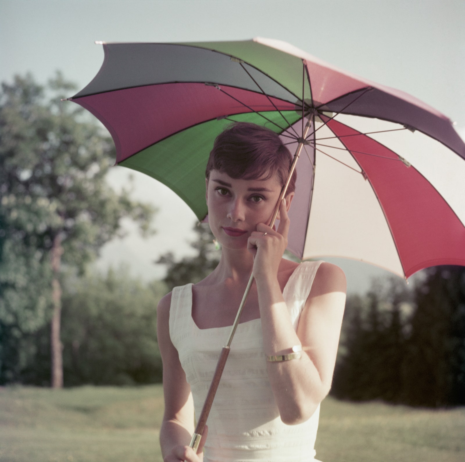 ربما تحتوي الصورة على Audrey Hepburn Human Person Umbrella and Canopy