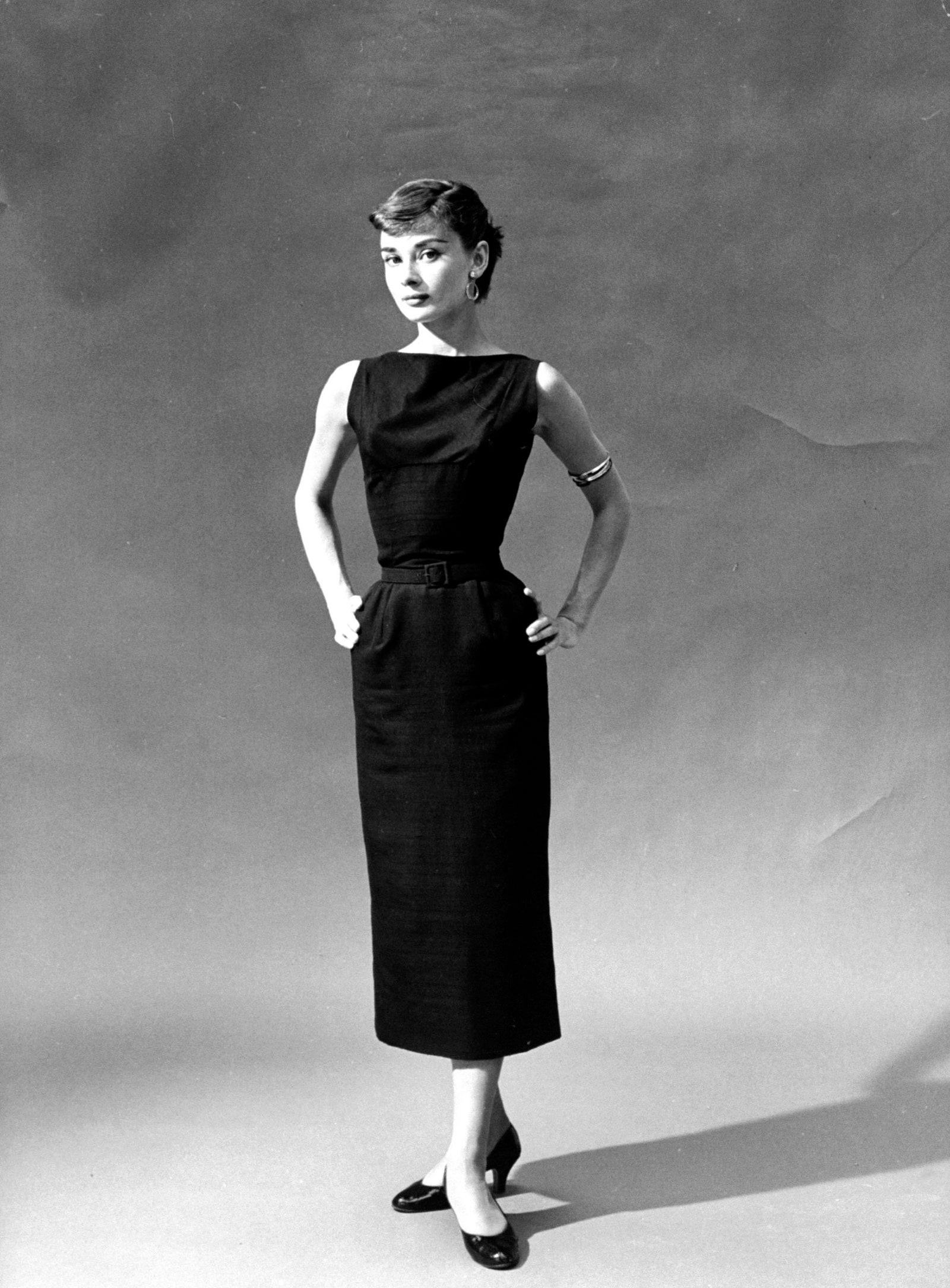 ربما تحتوي الصورة على Audrey Hepburn Dress Clothing Apparel Human Person Evening Dress Fashion Dresses Robe and Sleeve