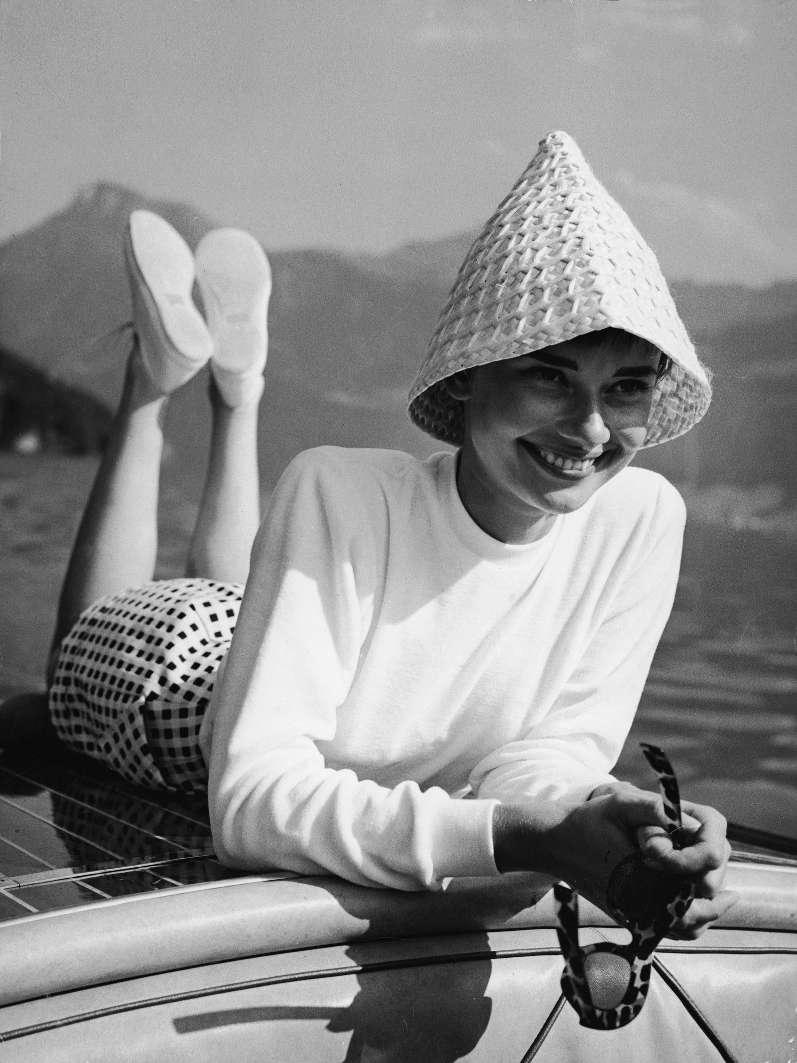 ربما تحتوي الصورة على Audrey Hepburn Hat Clothing Apparel Human Person Finger Furniture and Outdoor