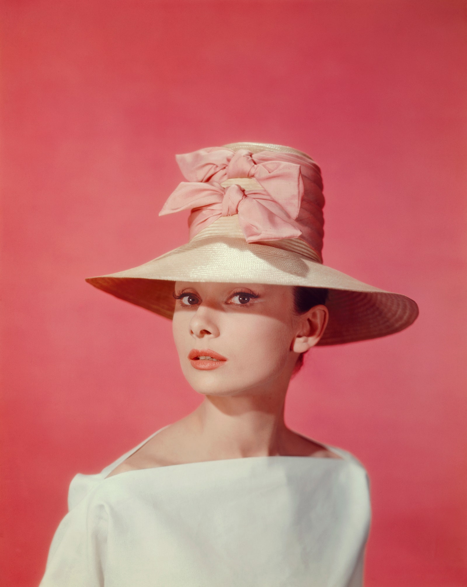 ربما تحتوي الصورة على ملابس ملابس Hat Audrey Hepburn Sun Hat إنسان وشخص