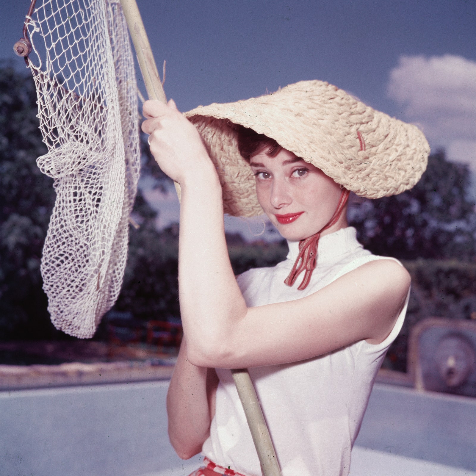 ربما تحتوي الصورة على ملابس ملابس Audrey Hepburn Hat Human Person Sun Hat and Bonnet