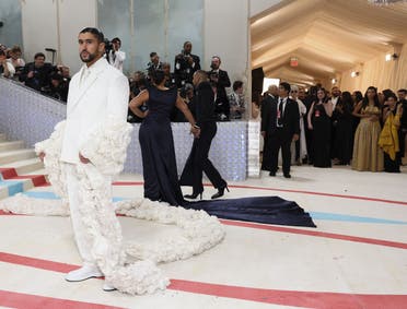 يقف Bad Bunny في Met Gala.  (رويترز)