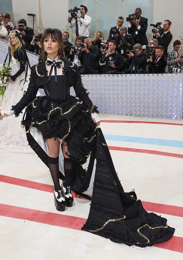 جينا أورتيجا تقف في Met Gala.  (رويترز)