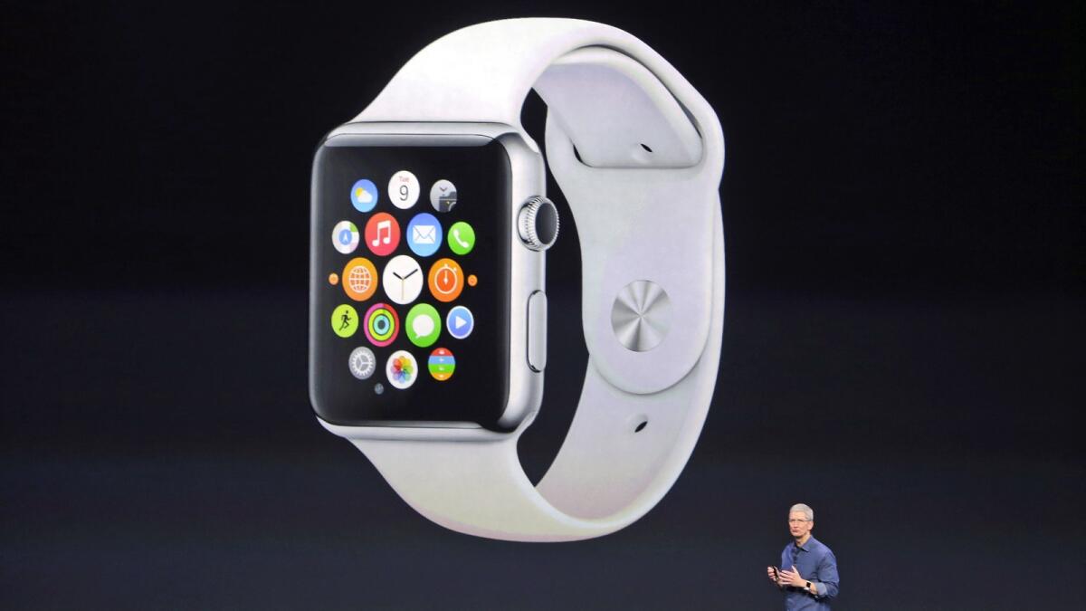 يقدم الرئيس التنفيذي لشركة Apple Tim Cook ساعة Apple Watch الجديدة في عام 2014. - ملف AP