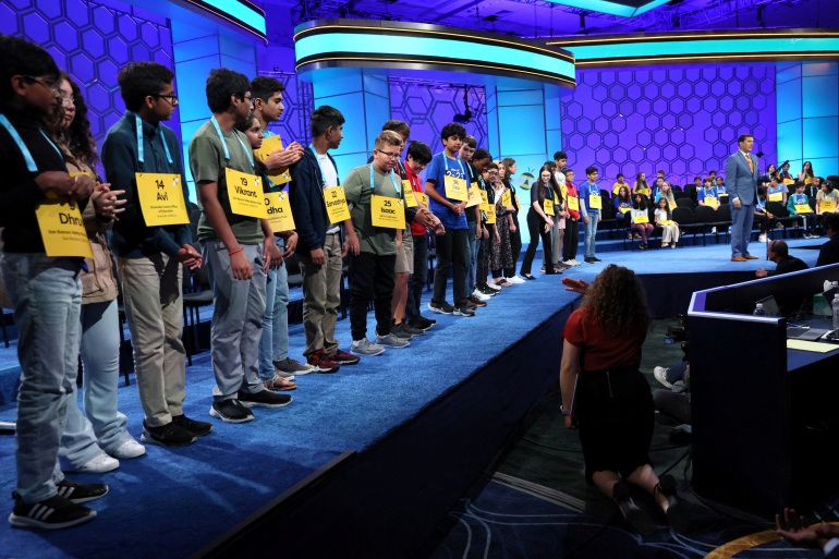 المتسابقون في National Spelling Bee في الولايات المتحدة يصطفون على خشبة المسرح