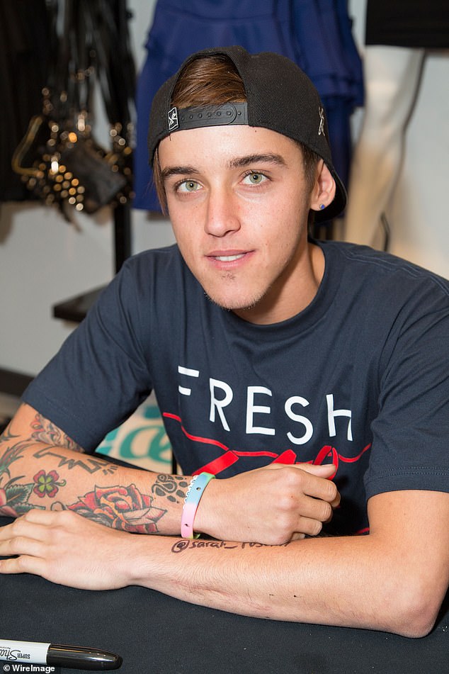 اشتهر Beau Brooks ، 29 عامًا ، في عام 2010 باعتباره رائدًا لمجموعة المخادعين الشهيرة على الإنترنت The Janoskians ، وكان محبوبًا من قبل جيل من الفتيات المراهقات بفضل مظهره الوسيم وسحر الكاميرا.  (في الصورة عام 2013)