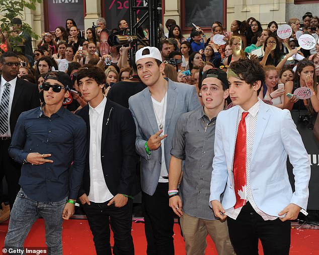 تم تصوير Janoskians على السجادة الحمراء في 2013 MuchMusic Video Awards ، كندا