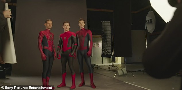 `` من الواضح أنهم كانوا سعداء بالإلزام '': آخر تفاعل لـ Spider-Boys عندما طلب توم من الإنجليزي البالغ من العمر 39 عامًا (R) والمواطن من لوس أنجلوس البالغ من العمر 47 عامًا (L) التوقيع على ملصق فيلم ليتم بيعه بالمزاد العلني خلال حفل عائلته الخيرية Brothers Trust's Gala Trivia Night في 9 فبراير