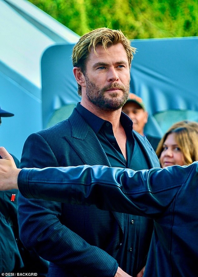 وسيم: في وقت لاحق من اليوم ، شوهد Hemsworth وهو يصل إلى Netflix's Tudum: A Global Fan Event في ساو باولو ، البرازيل