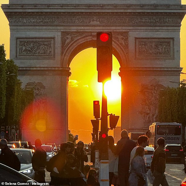 Arc: شارك جوميز أيضًا في لقطة من معلم باريس التاريخي قوس النصر الذي يلوح في الأفق فوق الشانزليزيه في باريس