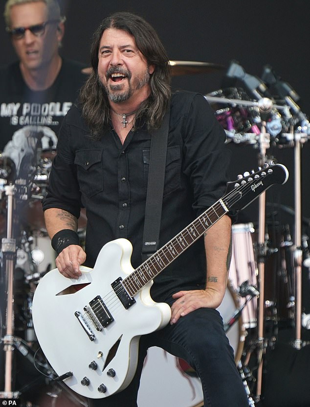 الصدمة: ترك The Foo Fighters المعجبين مذهولين تمامًا عندما ظهروا بشكل مفاجئ في مهرجان Glastonbury يوم الجمعة