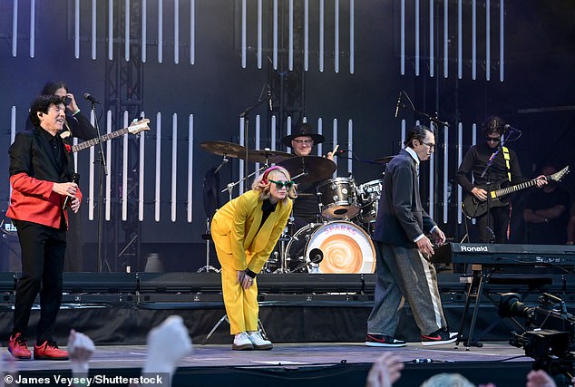 في مكان آخر في Glasto: ضربت كارثة مجموعة أخرى ليلة الجمعة حيث أُجبرت Arctic Monkeys على إيقاف عرض العناوين الرئيسية وسط مخاوف من أحد المعجبين.