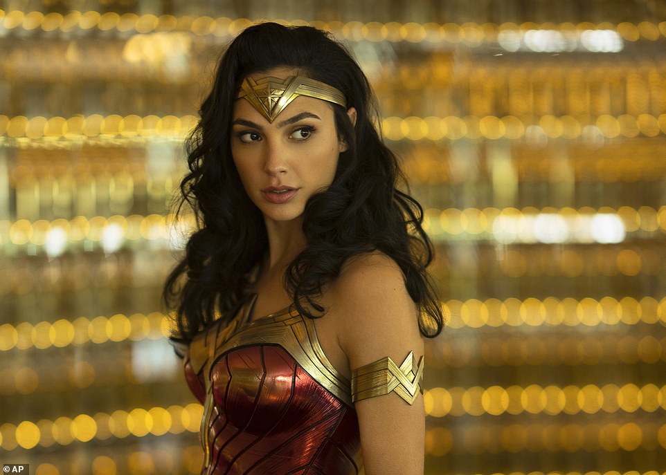 حلوة: بالنسبة إلى من هي `` Wonder Woman '' الشخصية ، أجابت Gadot على والدتها ، Irit Gadot ، التي عملت كمدرس للتربية البدنية في المدرسة الثانوية (شوهد في Wonder Woman عام 1984)