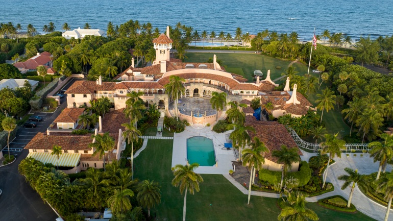 منظر جوي لعقار Mar-a-Lago ، على ساحل فلوريدا.