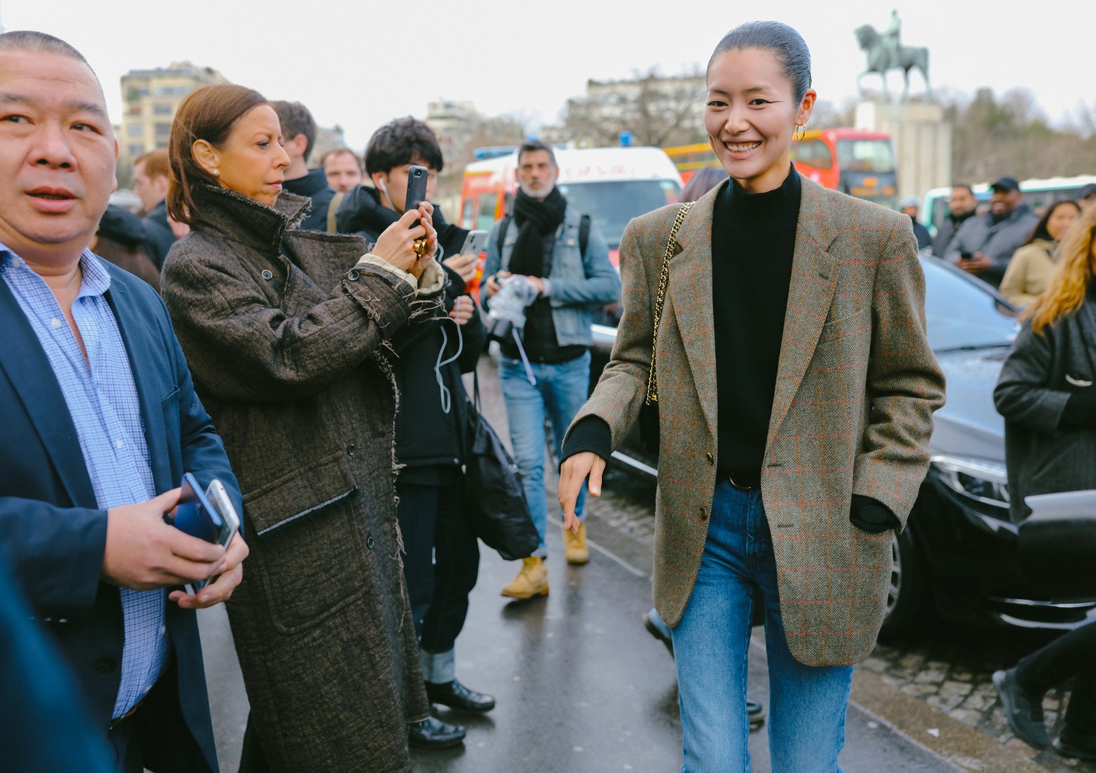 ربما تحتوي الصورة على ملابس ملابس أحذية شخص بشري حذاء Liu Wen Pants Coat معطف للمشاة وسترة