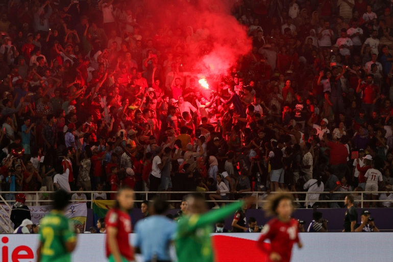 جماهير المغرب تضيء شعلة في المدرجات 