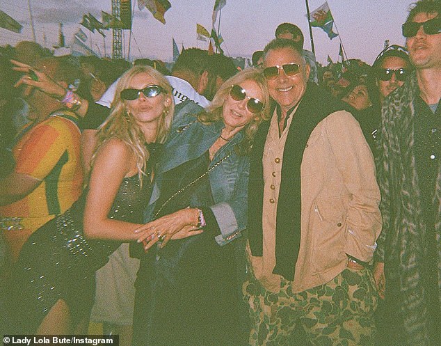 يمكن لـ MailOnline الكشف عن حضور نيكولاي (أقصى اليمين) لمجلة Glastonbury الشهر الماضي وتم تصويره مع الشخصيات الاجتماعية لولا وسيرينا بوت ومحرر أزياء جي كيو جورج كورتينا