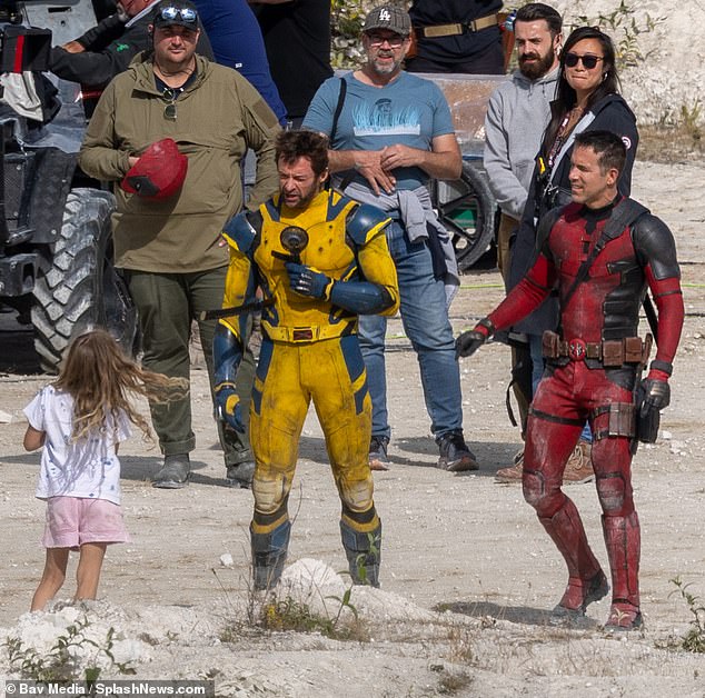 المضي قدمًا: شوهد ريان وهيو سابقًا في نفس الموقع يوم الثلاثاء لتصوير مشاهد تصادم فيها Deadpool و Wolverine مع بعضهما البعض.