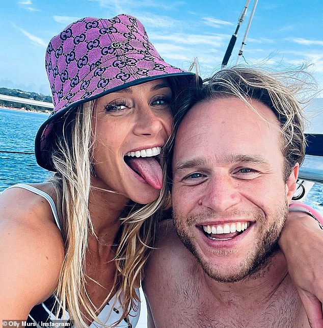 المتزوجون حديثًا: Olly Murs ، 39 ، وزوجته Amelia ، 31 ، انتقلوا إلى Instagram لمشاركة تحديث لمعجبيهم ، بما في ذلك تغيير واحد تدنيس للغاية على منصة Amelia