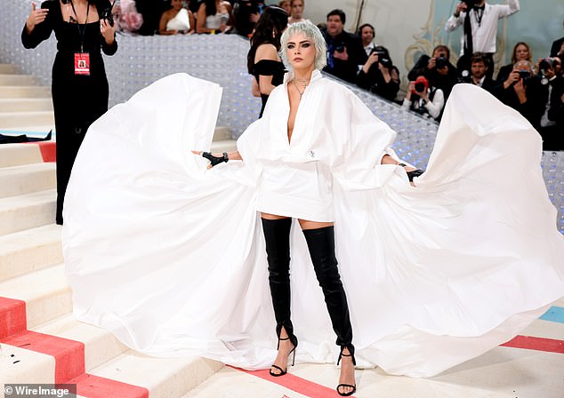 كارا ديليفين تحضر حفل Met Gala لعام 2023 في متحف متروبوليتان للفنون في الأول من مايو