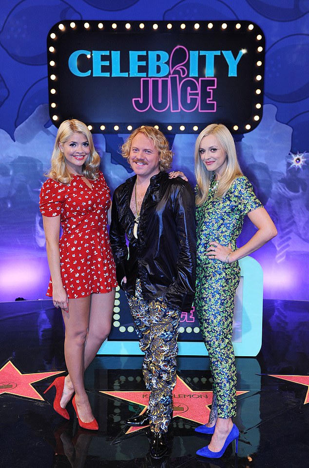 الأصدقاء: الزوجان، اللذان كونا صداقة وثيقة خلال فترة هولي التي استمرت 12 عامًا في برنامج Celebrity Juice على قناة ITV2، لم يلتقيا في الأشهر الخمسة الماضية (في الصورة مع Fearne Cotton)