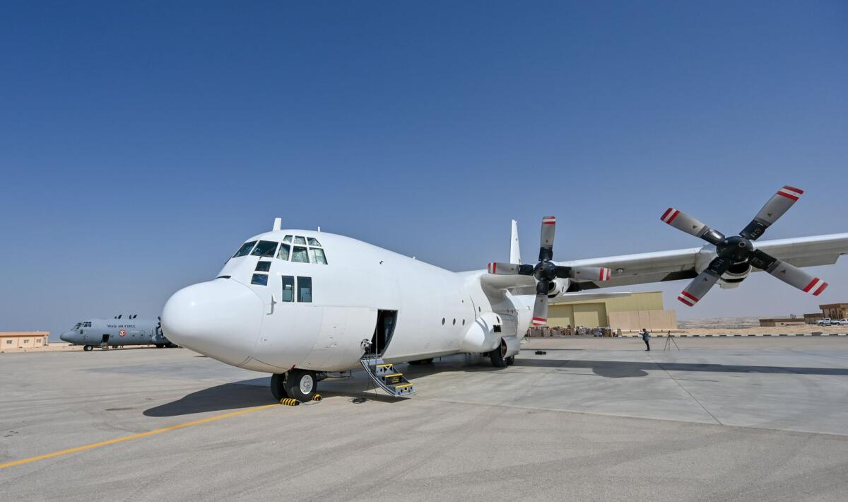 طائرة الإمارات العربية المتحدة C130 - DAW في قاعدة العريش الجوية في مصر.  — صور محمد سجاد