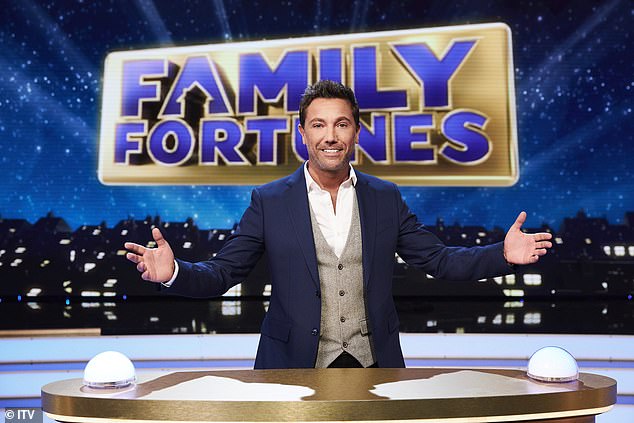 العودة وأفضل من أي وقت مضى: ستعود Family Fortunes قريبًا في سلسلتها الرابعة على ITV1 وITVX، مع استضافة Gino D'Acampo، 47 عامًا