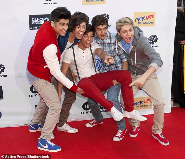 أكبر فرقة أولاد: حقق سيمون كويل نجاحًا كبيرًا مع One Direction في The X Factor.  تم إطلاق دعوة لتشكيل فرقة الصبي الكبيرة التالية (في الصورة عام 2011)