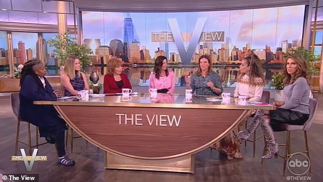 انضم إلى فريق Whoopi وThe View المؤسسان المشاركان لـ Womaness سالي مولر وميشيل جاكوبس في عرض يوم الخميس